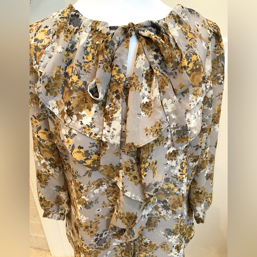 ELLE GRAY/GOLD FLORAL PRINT BLOUSE SZ S
